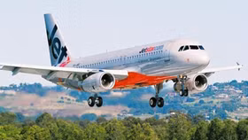 Hãng bay Jetstar thua lỗ: Ai gánh?