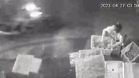 Ngỡ ngàng khi kẻ cướp áp sát giật dây chuyền