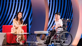 8X ngồi xe lăn truyền cảm hứng trong Trạm yêu thương