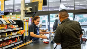 Mỹ: Niềm tin người tiêu dùng xuống mức thấp nhất trong 9 tháng