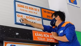 Giá xăng giảm lần đầu tiên sau 5 tháng