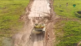 Cuộc đua Tank Biathlon, kíp tăng Việt Nam vượt lên dẫn đầu
