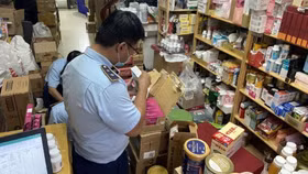 Kiểm tra đột xuất kho hàng của 2 doanh nghiệp, QLTT TP. Hồ Chí Minh phát hiện hàng trăm nghìn sản phẩm nghi nhập lậu