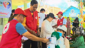 CLB Doanh nhân Chữ Thập Đỏ TP.HCM trao quà từ thiện tại Lâm Đồng
