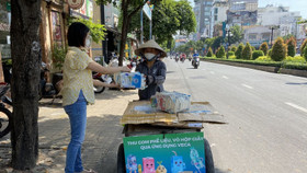 Thu gom vỏ hộp giấy qua ứng dụng VECA trên điện thoại thông minh