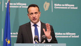 Thủ tướng Ireland tham gia chống dịch với tư cách là một bác sĩ