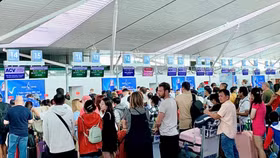 Doanh nghiệp hàng không lại kiến nghị bỏ trần giá vé máy bay