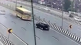 Xe buýt đâm trực diện SUV vì chạy ngược chiều trên cao tốc