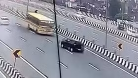 Xe buýt đâm trực diện SUV vì chạy ngược chiều trên cao tốc