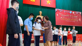 Van Phuc Group tặng quà Tết cho 300 trẻ em có hoàn cảnh khó khăn, mồ côi tại TP.Thủ Đức