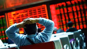 Tin ra là bán, VN-Index quay đầu giảm kèm thanh khoản khủng