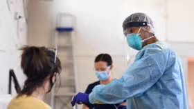 WHO cảnh báo: “Chỉ một mình vắc xin sẽ không thể chấm dứt đại dịch”