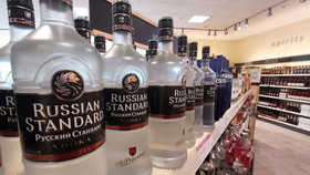 Các cửa hàng rượu ở Canada đồng loạt loại bỏ vodka Nga khỏi kệ hàng