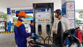 Giá xăng dầu đồng loạt tăng, giá dầu Diesel vượt cả xăng RON 95