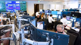 Chứng khoán châu Á tăng nhẹ; cổ phiếu China Eastern Airways sụt giảm 6%