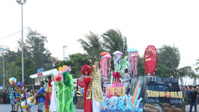 Du khách phấn khích với không khí Carnival rực rỡ sắc màu tại thành phố biển Sầm Sơn