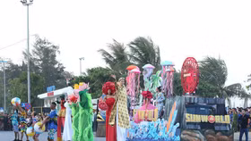 Du khách phấn khích với không khí Carnival rực rỡ sắc màu tại thành phố biển Sầm Sơn