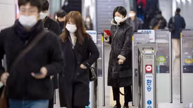 Chứng khoán châu Á trượt giảm khi các ca nhiễm Covid-19 tái gia tăng toàn cầu