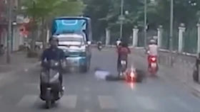 Cảnh cô gái phóng nhanh ngã trước bánh xe tải