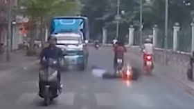 Cảnh cô gái phóng nhanh ngã trước bánh xe tải