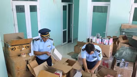 Thu giữ số lượng cực lớn dược phẩm, mỹ phẩm... nghi nhập lậu