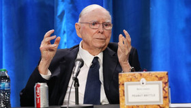 Tỷ phú Charlie Munger: "Thế giới không bị điều khiển bởi lòng tham, mà là sự đố kỵ"