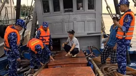 Cảnh sát biển bắt giữ tàu chở dầu DO không rõ nguồn gốc tại mũi Cà Mau
