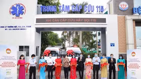 Chung sức với tuyến đầu chống dịch, Tập đoàn Novaland trao tặng xe cứu thương trị giá 5 tỷ đồng