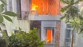 Cả gia đình leo ban công thoát thân khi căn nhà bùng cháy