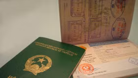 Đề xuất kéo dài và mở rộng thị thực cho người nước ngoài