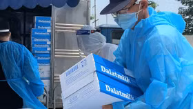 Tập đoàn TH tặng gần 3 triệu ly sữa và đồ uống cho y bác sĩ, người dân khu vực cách ly