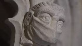 Bí mật bức tượng trong nhà thờ thế kỷ XIV đeo khẩu trang y tế