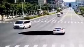 Qua giao lộ không quan sát, ô tô lao xuống hố tử thần