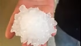 Cận cảnh mưa đá khiến người dân không dám ra đường