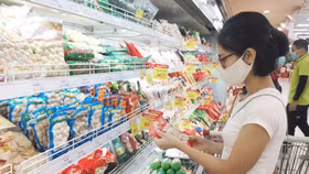 Phó Thủ tướng yêu cầu giải bài toán quản lý: "Giá xăng giảm - giá hàng hoá chưa giảm"