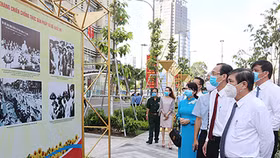 Trưng bày 220 bức ảnh về Cách mạng Tháng Tám và Quốc khánh 2/9