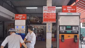 Chiều nay, giá xăng RON 95 tăng nhẹ, giá dầu giảm