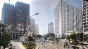 Hàng loạt vi phạm trong xây dựng cao ốc trên đường Lê Văn Lương – Hà Nội