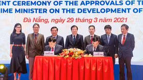 Ông Johnathan Hạnh Nguyễn ký kết tài trợ đề án Trung tâm Tài chính quy mô quốc tế với TP Đà Nẵng