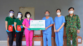Trao tặng hàng ngàn sản phẩm dược phẩm cho các bệnh viện tuyến đầu