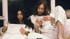 Băng cassette của huyền thoại John Lennon và Yoko Ono được đấu giá gần 1,3 tỷ VNĐ