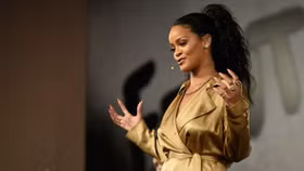 Rihanna - nữ tỷ phủ tự thân trẻ nhất nước Mỹ