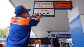 Ngày mai giá xăng dầu tăng hay giảm?