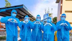 Nhật ký chống dịch Covid-19: Hoa vẫn nở bên ngoài song cửa