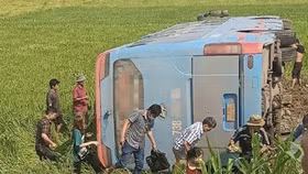 Xe khách mất lái lao xuống ruộng vì tránh xe máy