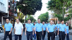 Chủ tịch UBND TP.HCM đi bộ vì người nghèo