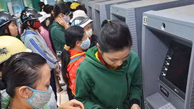 Cận Tết, lo ATM hết tiền, giao dịch online nghẽn