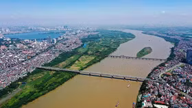 Đặt mục tiêu từng bước phục hồi mực nước sông Hồng