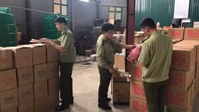 Hà Nội: Bắt quả tang cơ sở sản xuất nước giặt giả mạo nhãn hiệu D-nee, Comfort