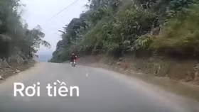 Tiền rơi tung tóe trên đường và hành động “ấm lòng” của người tài xế